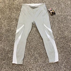 Avia size small (4-6) Capri style leggings